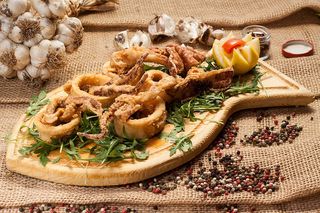 Calamar (prăjit) servit cu sos roșu de legume (200 gr)