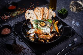 Tigaie de peşte şi fructe de mare