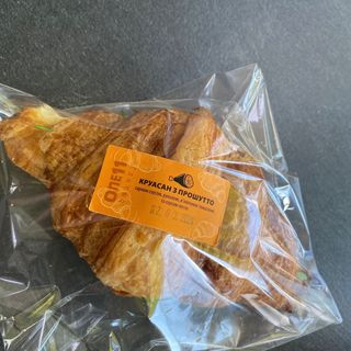 Круасан з прошутто 