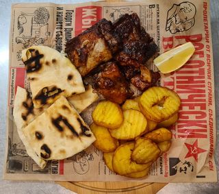 Ребра с барбекю сос и гарнитура (600г)