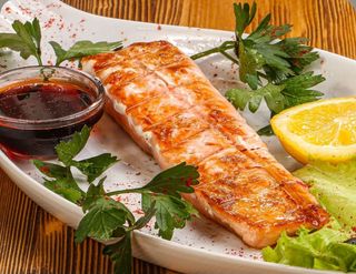 Стэйк сёмги под сливочным соусом на подушке и шпината и Грибов (350г)