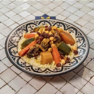 Couscous de ternera con garbanzos y pasas (ración)