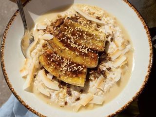 Owsianka, karmelizowany banan, sos tahini (350g)