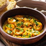 შემწვარი კრევეტები ნივრით და მწვანილით