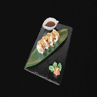 Uramaki de Salmón, Aguacate y Pepino. Con Salsa de Sushi, Mayonesa y Cebolla Frita. 4 Porciones