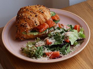 Круасан фітнес з лососем та яйцем пашот