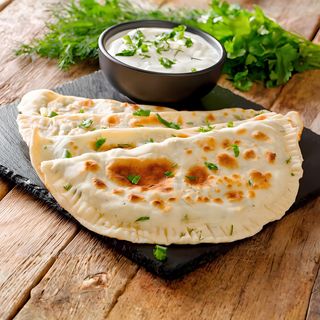 Чебурек з сиром сулугуні та томатами (160г)