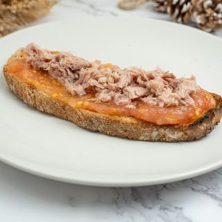 Tostada Con Tomate Y Atún