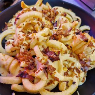 Papas Con Cheddar Bacon Y Cebolla Crispy