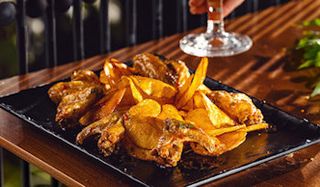 ქათმის ფრთები წიწაკის სოუსით