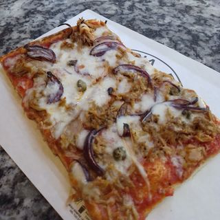 Pizza tonno, capperi e cipolla