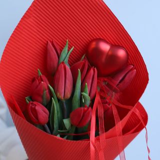 Bukiet z 9 czerwonych tulipanów z serduszkiem