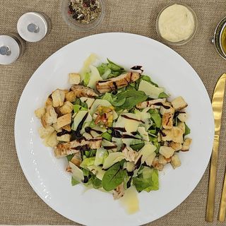 Salată Caesar cu pui 