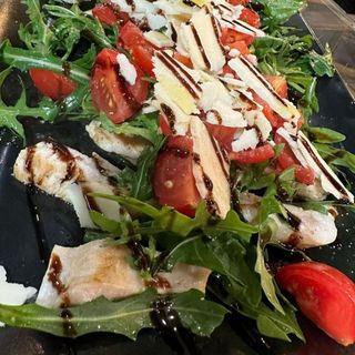 TAGLIATA DI POLLO CON RUCOLA E GRANA