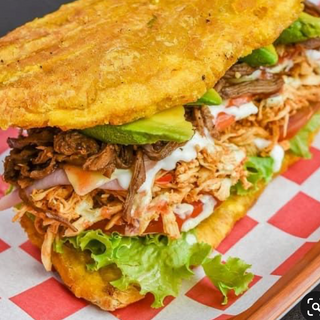 Patacon Mixto Carne y Pollo mechado 