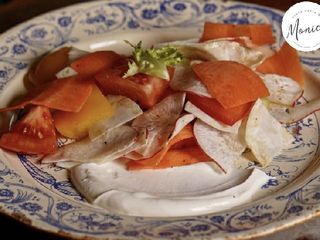 Салат зі свіжих овочів з сільською сметаною (260 г)