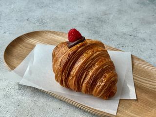 Croissant z kremem czekoladowym i maliną