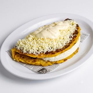 Cachapa Con Queso De Mano Y Queso Blanco Rallado (1 Ud.)