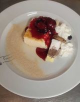 Tarta de queso con sirope de fresa y helado