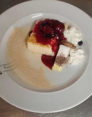 Tarta de queso con sirope de fresa y helado