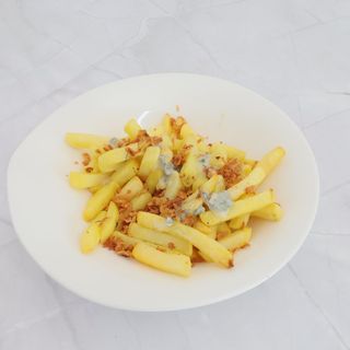 Batatas fritas com queijo gorgonzola e cebola crocante