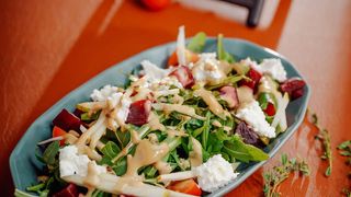 Салат со свеклой и козьим сыром
