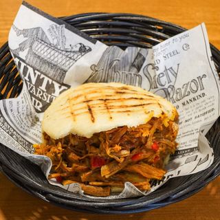 Arepa de carne mechada