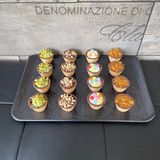 Elegante confezione di 16 mignon in wafer, cioccolato fondente
