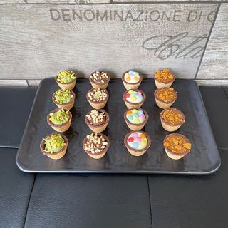 Elegante confezione di 16 mignon in wafer, cioccolato fondente