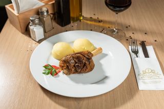 Ciolan de miel confiat cu garnitură de piure de cartofi