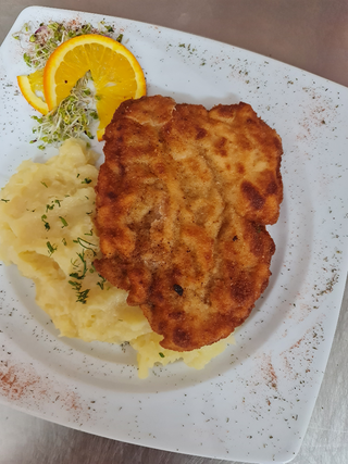 Panierowany Drobiowy z ziemniaki surówką z marchwi