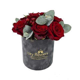 Cutie 9 trandafiri rosii si hypericum