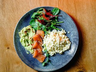 Скрембл зі слабосоленим лососем, тостами та гуакамоле (230g)