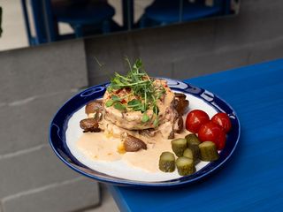 Бейбі картопля з веганською котлетою та соусом карі