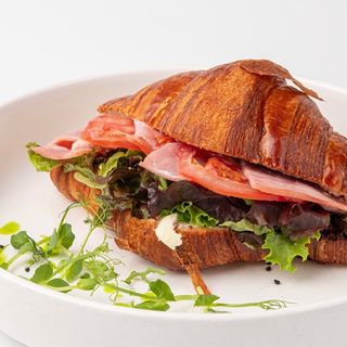 Круассан с ветчиной