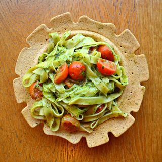 Fettuccine pasta fresca con pesto e pomodorini