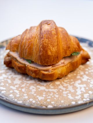 Круассан с пастрами из индейки