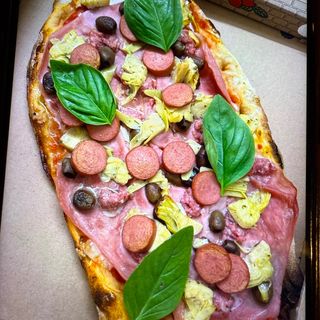 pinsa Capricciosa base margherita,cotto carciofini würstel salsiccia olive 