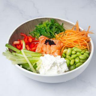 Poke bowl losos