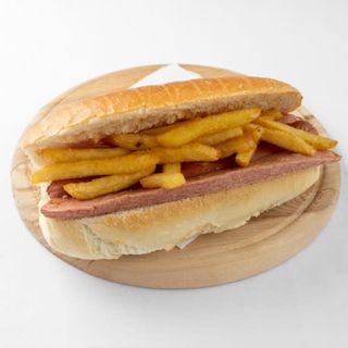 Panino con wurstel  e patate fritte