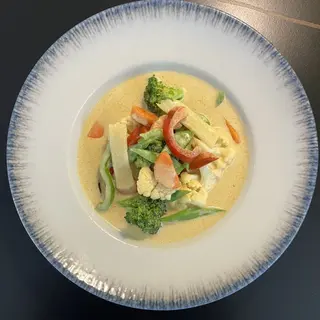 CURRY AMARILLO VEGETARIANO ACOMPAÑADO CON ARROZ JAZMÍN