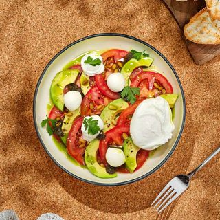 Carpaccio din roșii și avocado cu ou poșat