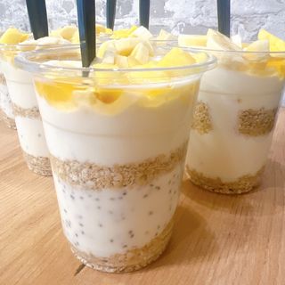 Закуска в чаша с банан и ананас