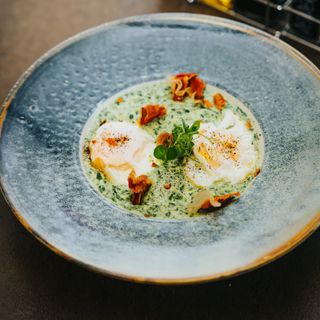 Ouă ochiuri cu spanac și  crunch de prosciutto