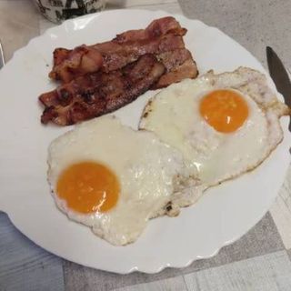 Bacon Con Huevo Frito