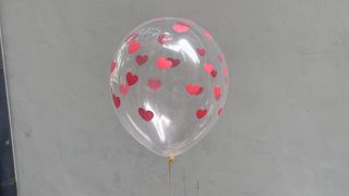 გამჭირვალე ბუშტი წითელი გულებით