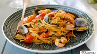 Spaghetti o risotto ai frutti di mare
