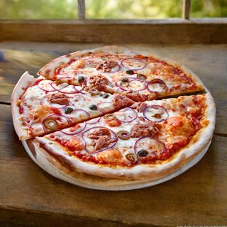 Піца збірна м'ясна, соус, сир