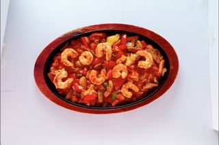 КРЕВЕТКИ В ТОМАТНОМ СОУСЕ НА КЕРАМИКЕ