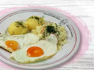 Jajko sadzone z ziemniakami i surówką
